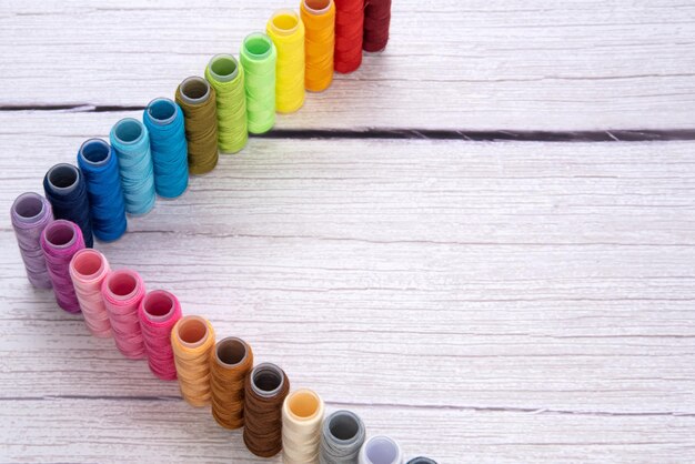 Hilos de colores sobre mesa de trabajo
