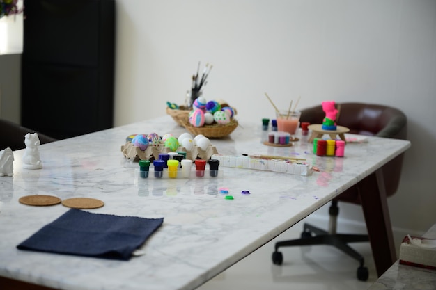 Mesa de contacto con folletos